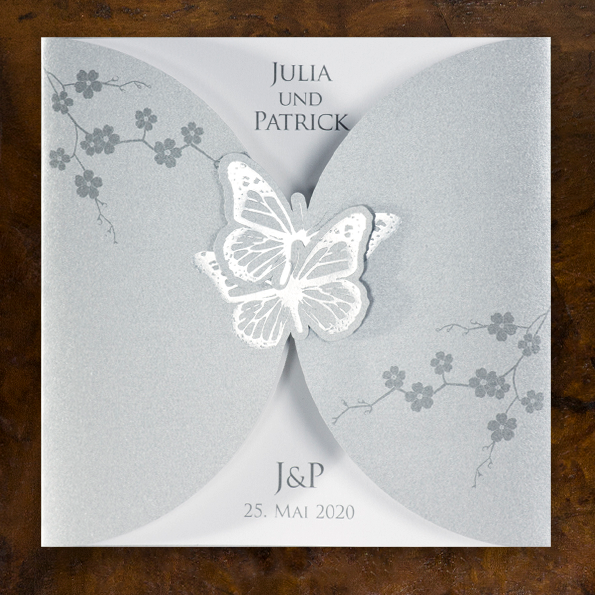 Einladungskarten mit zwei Schmetterlingen – vergrößerte Abbildung Silberne Einladungskarten mit zwei verschlungenen Schmetterlingen als Verschluss.