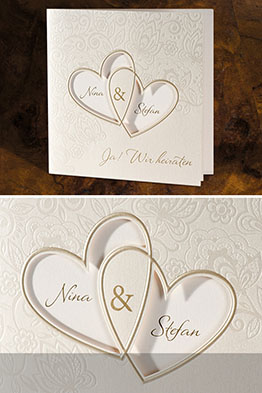 Aufgeklappte Hochzeitseinladung.
