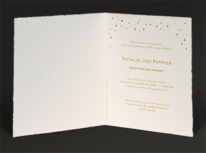 Vergrößerte Abbildung Darstellung der aufgeklappten Einladungskarten.