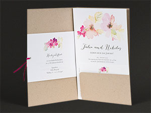 Hochzeitseinladungen zur Scheunenhochzeit mit Aufgeklappt – vergrößerte Abbildung Die aufgeklappte Einladungskarte mit eingesteckten Textkarten.