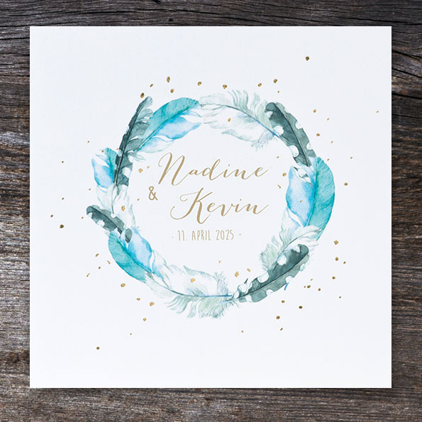 Vergrößerte Abbildung Quadratische Einladungskarte mit Federkranz- Aquarell in Blautönen und goldenen Konfettis.