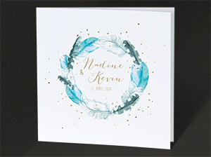 Vergrößerte Abbildung Stehende, leicht geöffnete Karte vor dunklem Hintergrund.