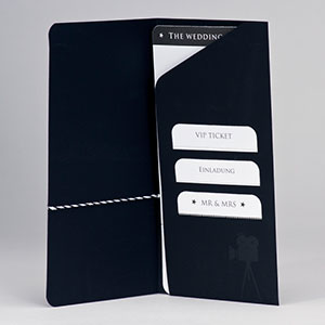 Vergrößerte Abbildung Aufgeklappte Mappe mit eingesteckten Zusatzkärtchen.