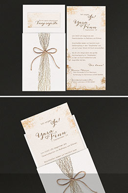 Einladungskarte und Texteinleger nebeneinander liegend.