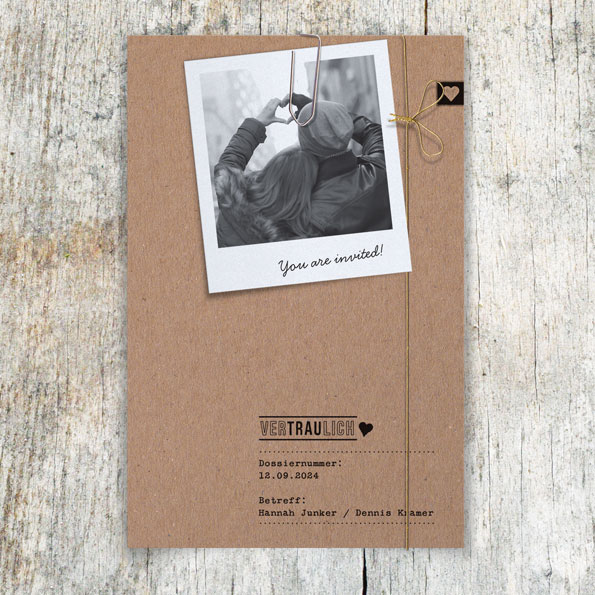 Vergrößerte Abbildung Hochzeitsmappe aus Kraftpapier mit angeheftetem Foto.