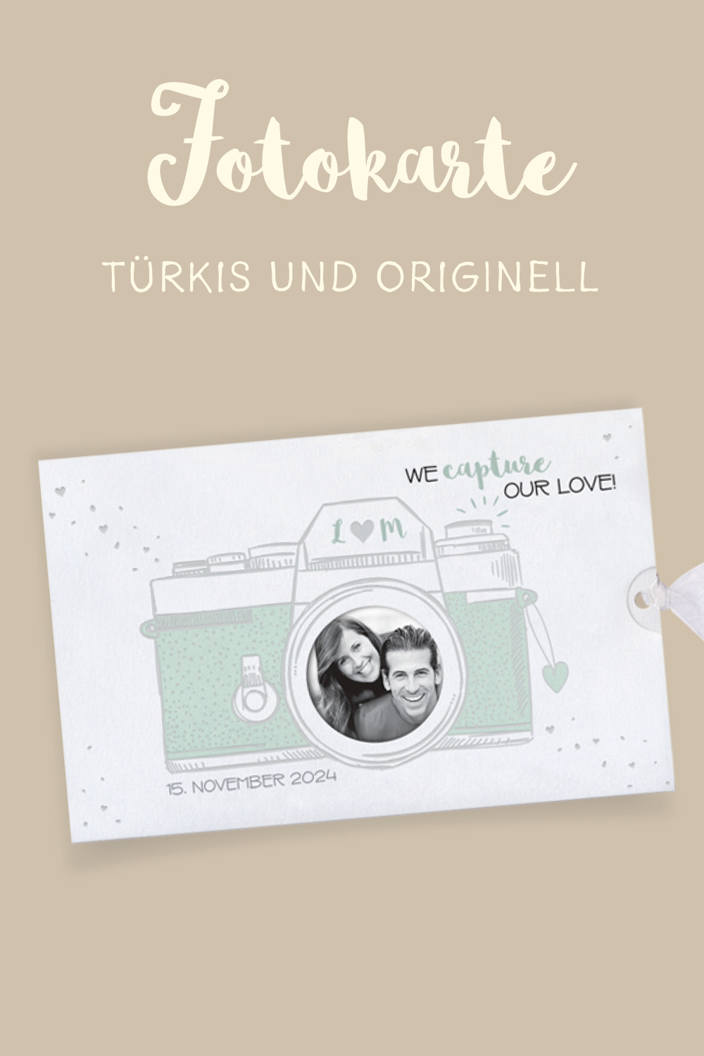 Fotokarte mit im Comicstil gezeichneter Kamera. Im Objektiv ist eine Abbildung des Brautpaares abgedruckt.