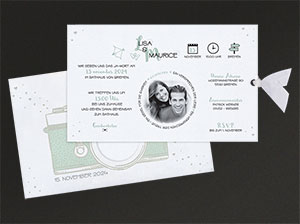 Vergrößerte Abbildung Die Einladungskarte mit ausgezogenem, bedruckten Einleger.