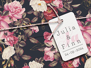 Vergrößerte Abbildung Detail der Rosen und des kleinen Namenskärtchens.