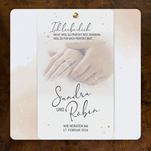 Vergrößerte Abbildung Aufgefächerte Hochzeitseinladung. Die einzelnen Papierteile werden oben mittig durche eine Messingniete zusammengehalten.