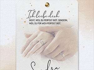 Vergrößerte Abbildung Detailansicht der Hände des Hochzeitspaares.