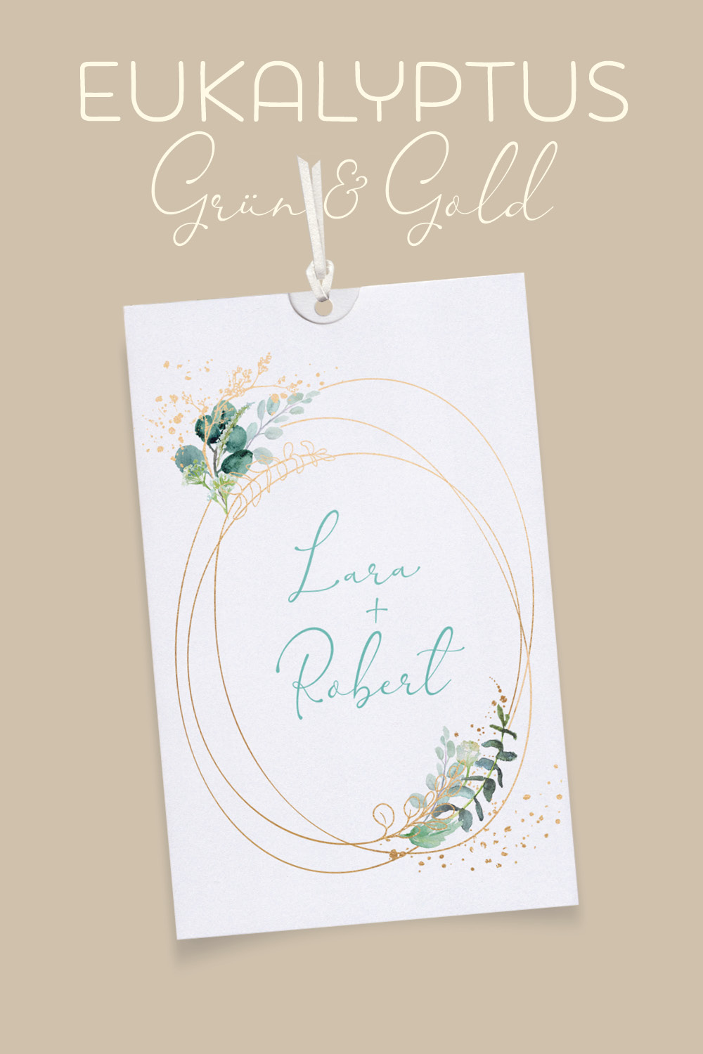 Weiße Hochzeitseinladungen mit Eukalyptus- und Goldelementen.