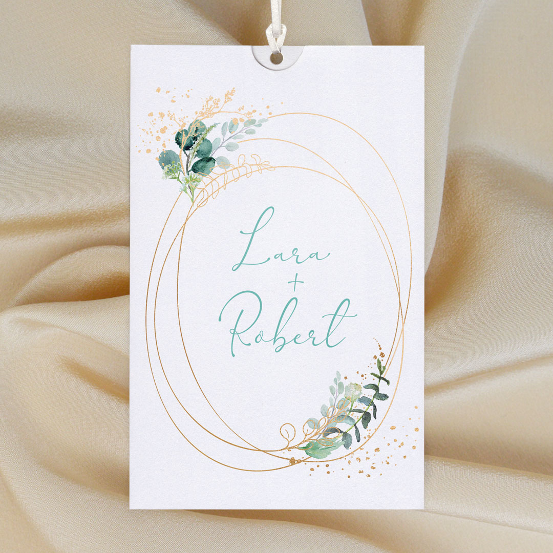 Vergrößerte Abbildung Weiße Hochzeitseinladungen mit Eukalyptus- und Goldelementen.