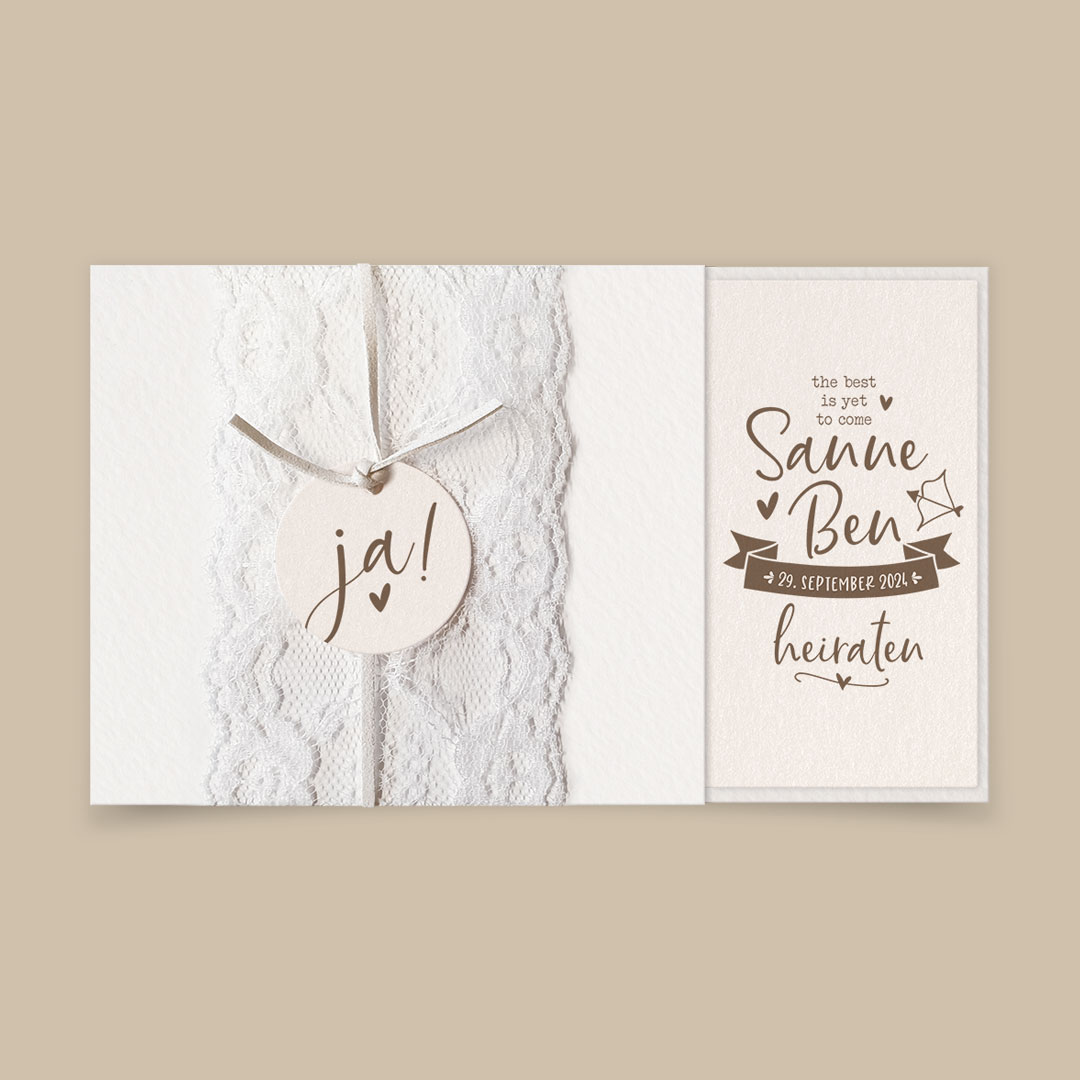 Vergrößerte Abbildung Cremefarbene Hochzeitseinladungen mit breitem Spitzenband