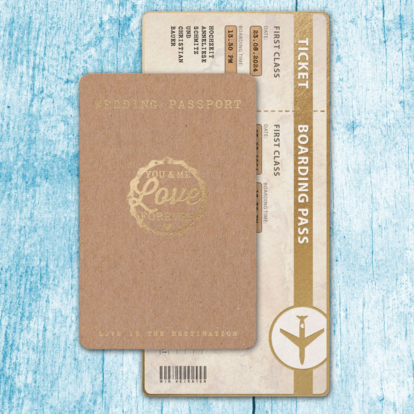 Vergrößerte Abbildung Originelle Hochzeitskarten Wedding-Passport und Boarding-Ticket vor Holz-Hintergrund.
