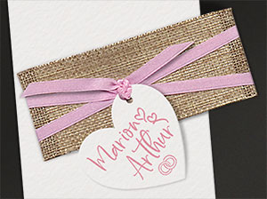 Vergrößerte Abbildung Jutebanderole mit rosa Band und Herz-Anhänger.