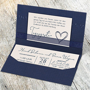 Vergrößerte Abbildung Halb aufgeklappte Einladungskarte