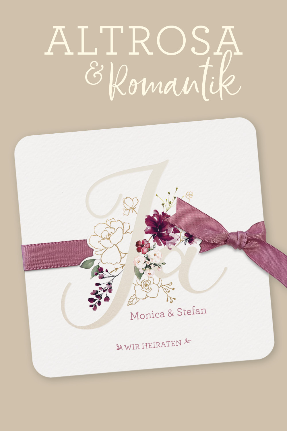 Hochzeitseinladungen, altrosa und romantisch. Matter, strukturierter Naturkarton in Kombination mit goldenen Foliendruck-Elementen. Blumendekor, sowie ein Satin-Band in Altrosa.