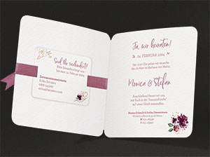 Vergrößerte Abbildung der aufgeklappten Karte Aufgeklappte Einladungskarte mit gedruckten Einladungstexten.
