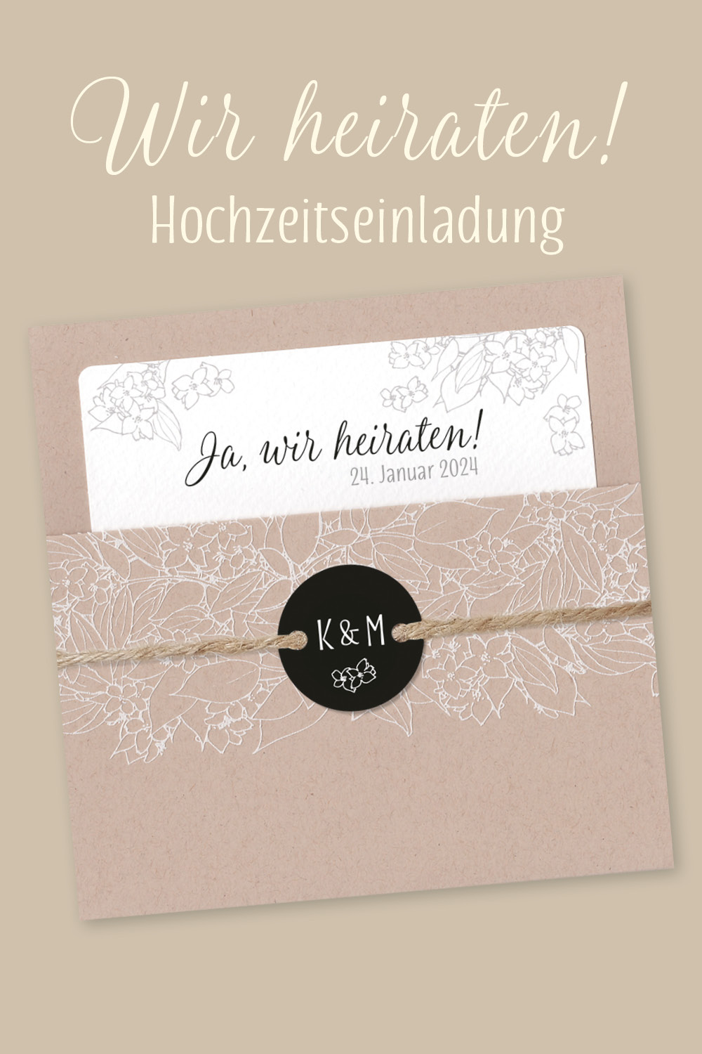 Hochzeitseinladung aus hellbraunem Kraftkarton. Umfasst von einer Naturkordel an die ein schwarzer Anhänger mit den Initialen des Brautpaares geknüpft ist.