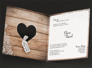 Vergrößerte Abbildung Darstellung der aufgeklappten Hochzeitseinladung.