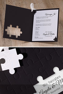 Aufgeklappte Hochzeitseinladung mit Texteinleger.