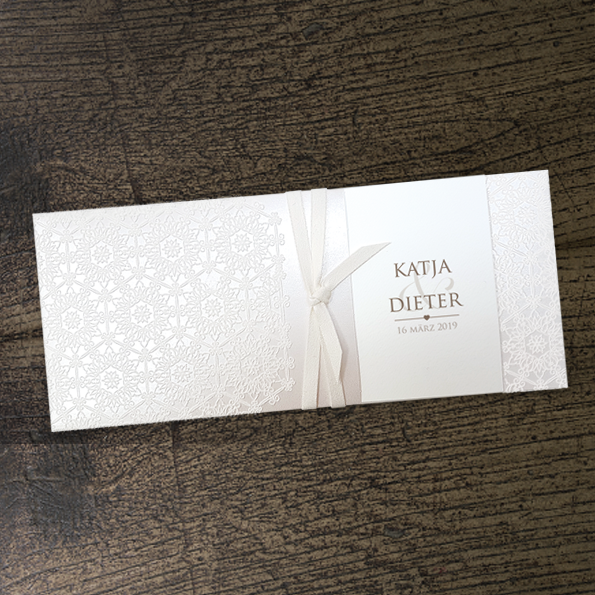 Elegante, cremefarbene Hochzeitseinladungen – vergrößerte Abbildung Elegante, cremefarbene Hochzeitseinladung im schmalen Querformat mit aufgeflocktem Spitzenmuster