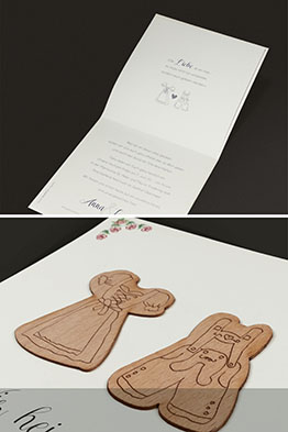 Die aufgeklappte Hochzeitseinladung mit den gedruckten Einladungstexten.