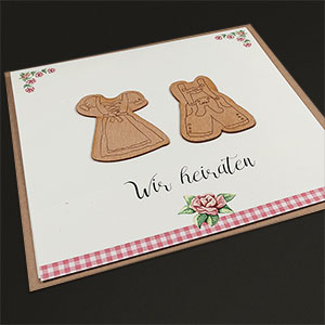 Vergrößerte Abbildung Detail der Holzapplikationen. Dirndl und Lederhose.