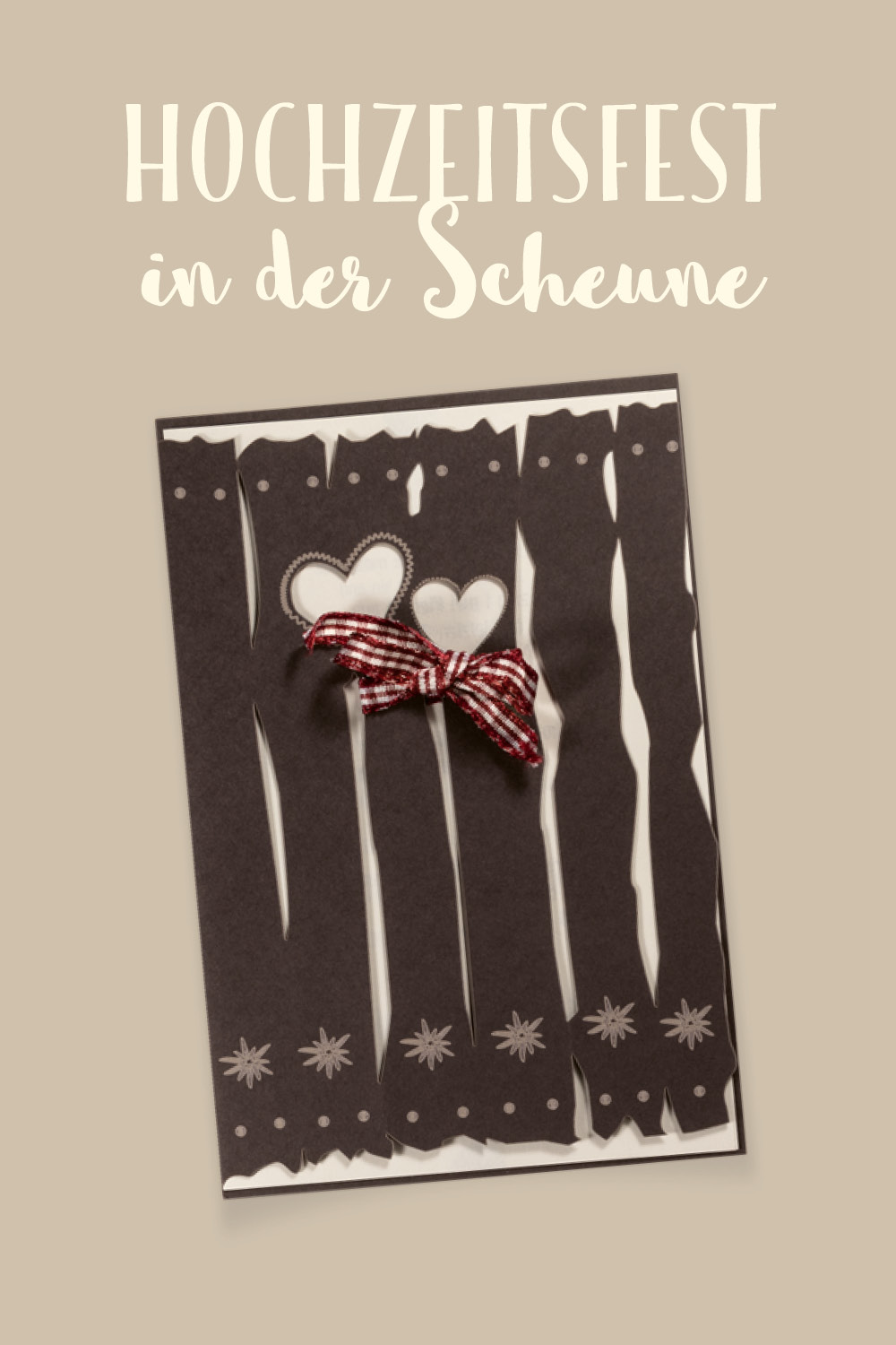 Hochzeitseinladungen zur Trachten- oder Scheunenhochzeit. Gestaltet als rustikaler, brauner Bretterzaun mit zwei ausgestnzten Herzen mit angeknüpfter rot-weiß karierter Schleife
