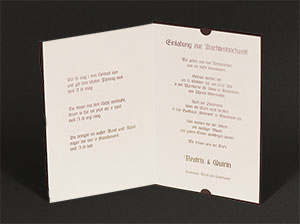 Vergrößerte Abbildung Mit Einladungstexten bedruckter Einleger.