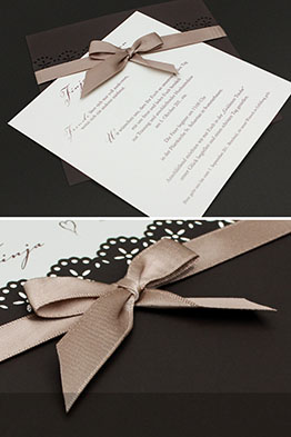 Der Texteinleger der Hochzeitseinladung, schräg unter die Satin-Schleife geschoben.