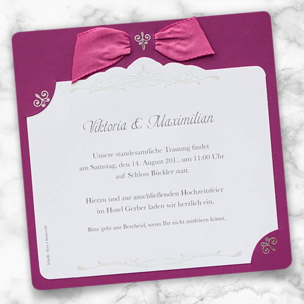 Hochzeitseinladungen in bordeaux-/ weinrot mit Schleife– vergrößerte Abbildung Hochzeitseinladungen in bordeaux- oder weinrot mit Schleife und abgerundeten Ecken.