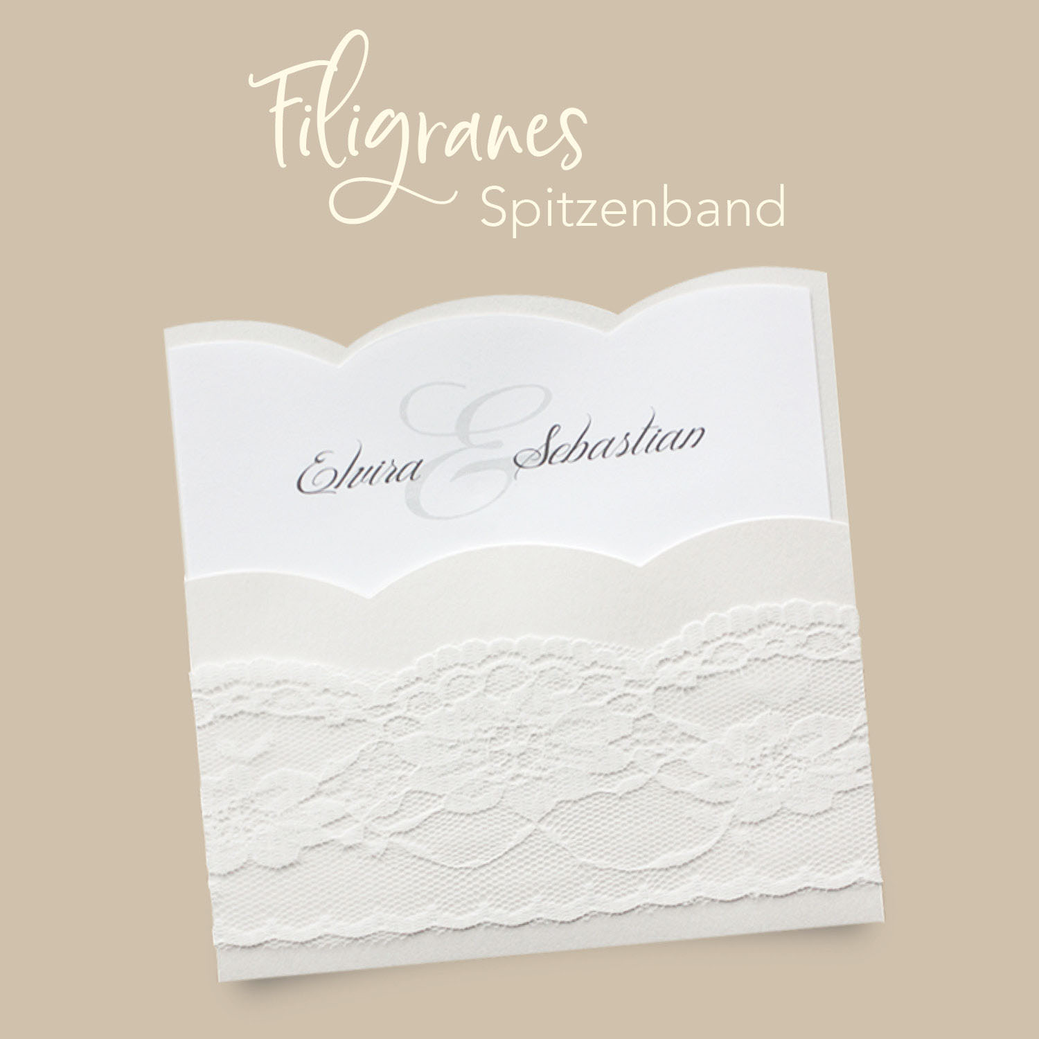 Hochzeitseinladungen mit Spitze – vergrößerte Abbildung Weiße Hochzeitseinladungen mit Spitze und welliger Formstanzung