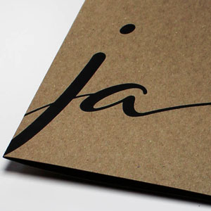 Vergrößerte Abbildung Großes JA, aufgedruckt auf braunem Kraftkarton.