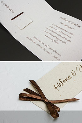 Aufgklappte, mit Texten bedruckte Hochzeitseinladung.