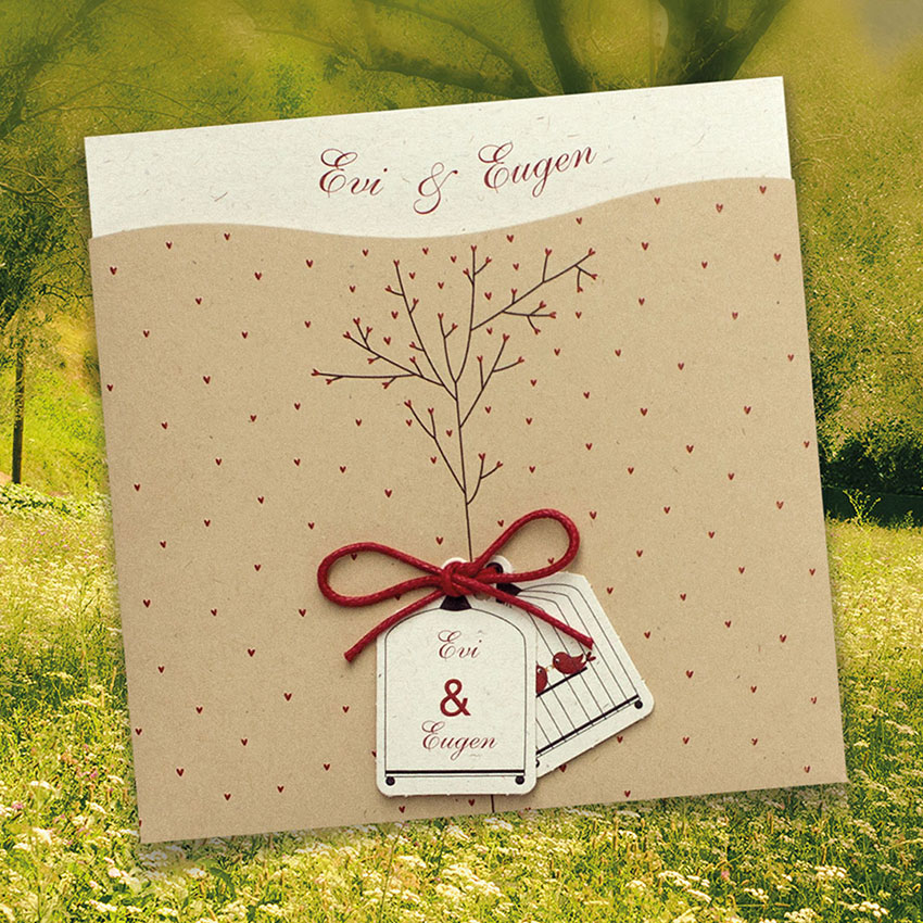 Verspielte Hochzeitseinladungen – vergrößerte Abbildung Verspielte Hochzeitseinladungen, vintage aus braunem Kraftpapier, rote Schleife mit zwei angeknüpften Anhängern.