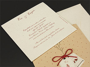 Verspielte Hochzeitseinladungen - Detail 1 – vergrößerte Abbildung Einladungskarte mit bedrucktem Texteinleger.