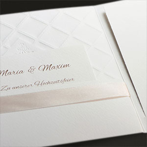 Vergrößerte Abbildung Linke Seite der Einladungskarte mit Schleife.