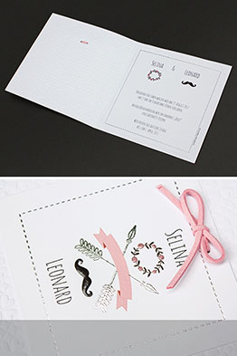 Aufgeklappte Karte mit bedrucktem Texteinleger sowie Details der Applikationen.