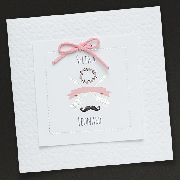 Weiße Hochzeitseinladungen mit Schnurrbart – vergrößerte Abbildung Weiße Hochzeitseinladungen mit Schnurrbart, angknüpfte rosa Kordel, Karton mit geprägter Struktur.