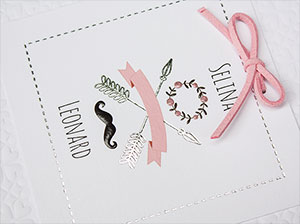 Detailaufnahme – vergrößerte Abbildung Detailaufnahme der Prägungen und der rosa Schleife