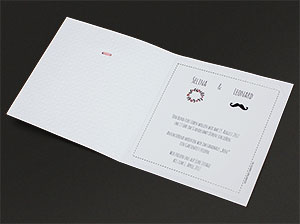 Vergrößerte Abbildung der aufgeklappten Karte Die Karte aufgeklappt