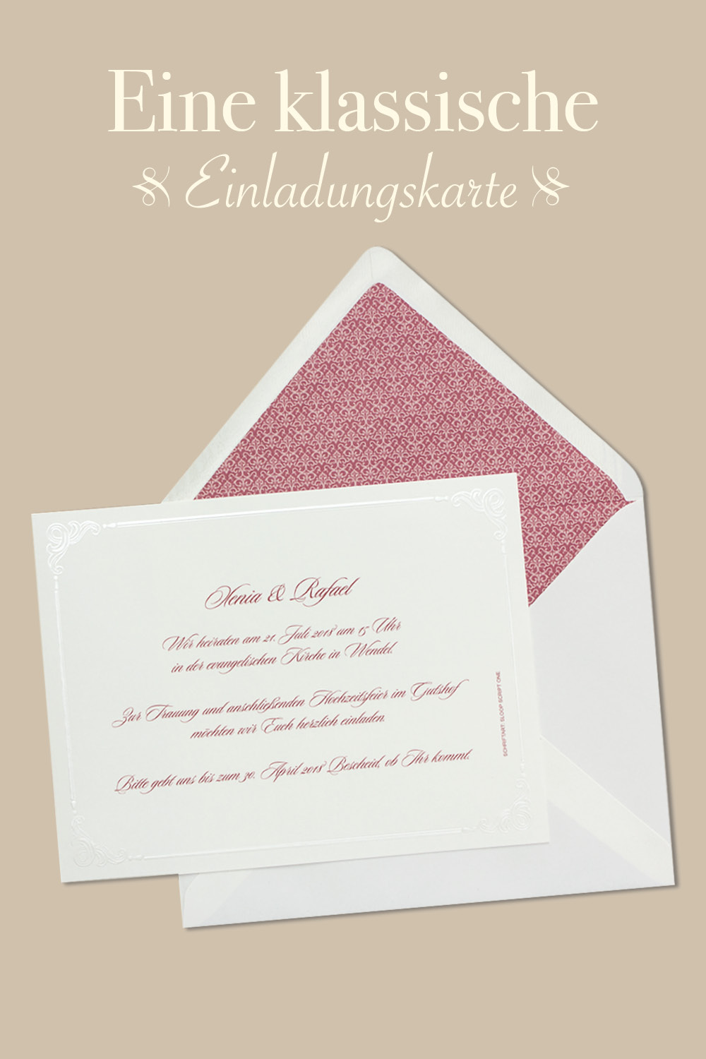 Klassische, Hochzeitseinladungen mit Kuvert vor Lederhintergrund.