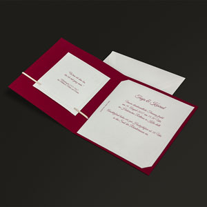 Vergrößerte Abbildung Gänzlich aufgeklappte Einladungskarte mit Texteinleger und Zusatzkärtchen.