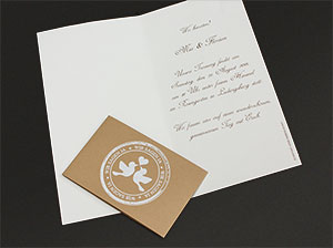 Vergrößerte Abbildung Aufgeklappte Einladungskarte, die rechte Seite mit Text bedruckt. Auf der linken Seite ist die braune Banderole platziert.