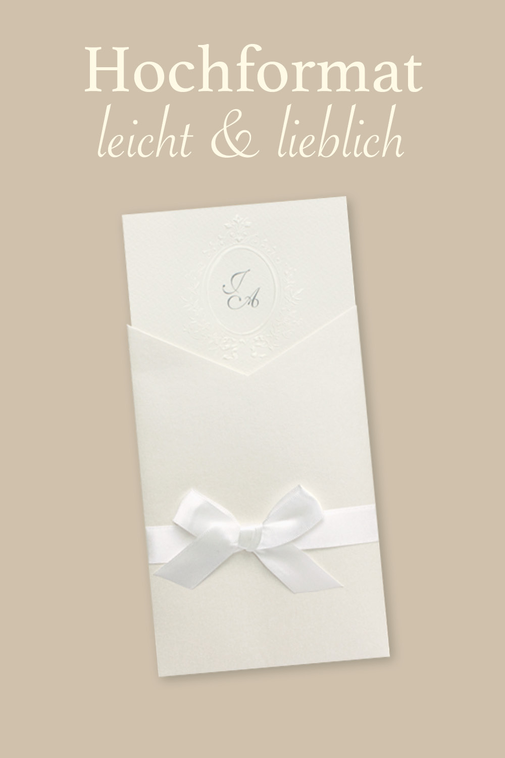 Hochzeitseinladungen, cremefarben mit weißer Schleife.