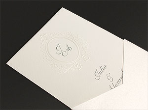 Detailaufnahme der Prägung– vergrößerte Abbildung Geprägte Blumenranken, die die Initialen des Paares umfassen.