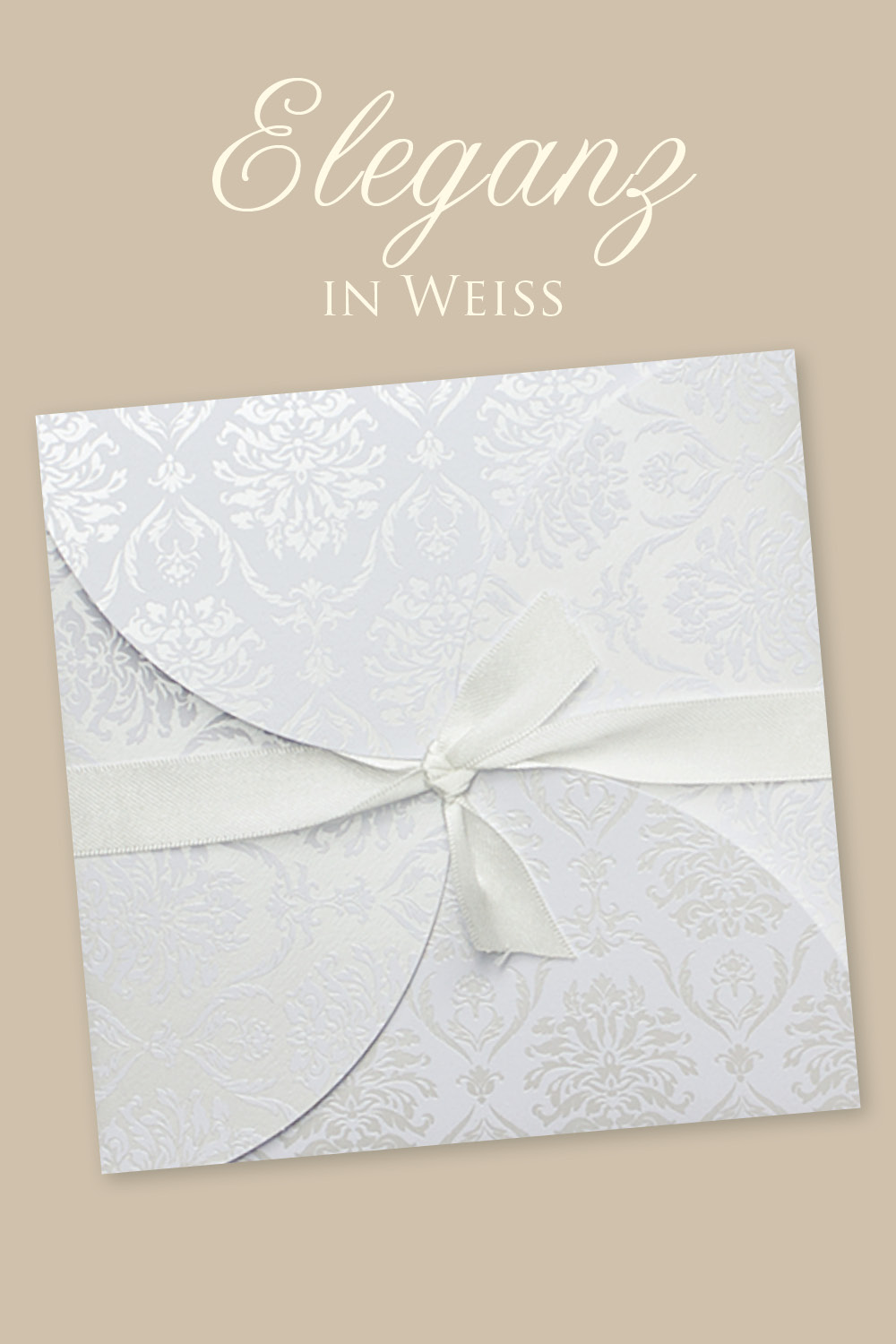 Weiße Hochzeitseinladungen mit vier abgerundeten Klappen, welche auf originelle weise die Karte verschließen.