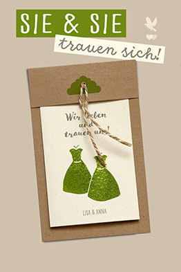 Hochzeitseinladungen zur Frauenhochzeit aus braunem Kraftkarton, cremefarbenem Textblatt mit grünem, glänzenden Foliendruck.