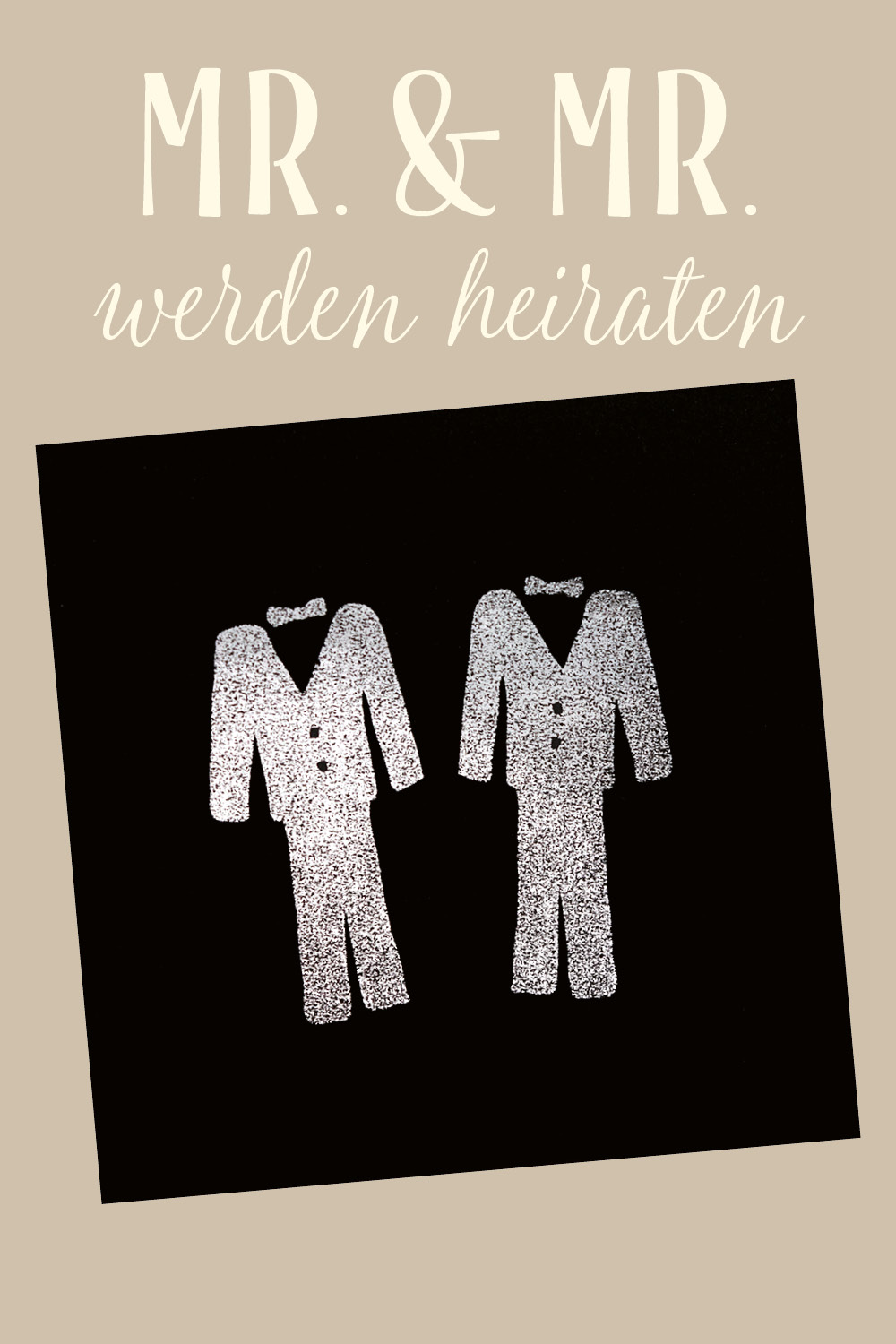 Hochzeitseinladungen zur Männerhochzeit aus schwarzem Karton mit silbernem, glänzenden Foliendruck.